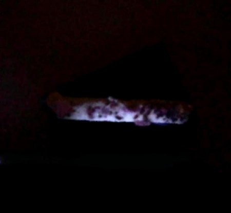 _UV-KW_Pseudomorphose mit Shortit xx und Natrolith x_Mont St. Hilaire_Kanada_Peter.jpg