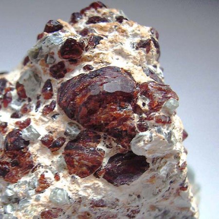 _Hydroxylklinohumit xx_Muskovit xx grün_Ausschnitt NS Rückseite_Mt. Ladjuar Medam_Koksha Tal_Badakhshan Prov._Afghanistan_Peter.jpg