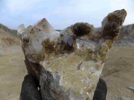 Quarz bis 3cm leicht rauchig.JPG