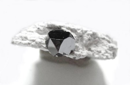 _Bixbyit x 8 x 7 mm in weißem Rhyolith_Thomas Range_Juab Co._Utah_USA_Peter_2.jpg