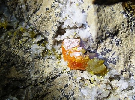 Wulfenit und Minetesit.jpg