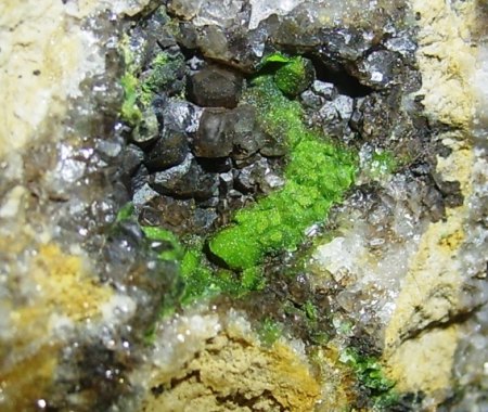 Bayldonit auf Calcit.JPG