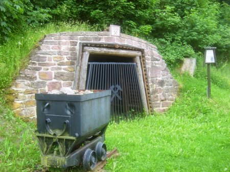 nachgebautes Stollenmundloch, Kammerberg.JPG