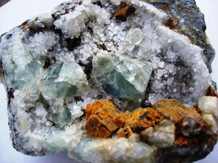 Fluorit mit Quarz und Siderit, Grube Pfaffenberg, Neudorf, Harz.jpg