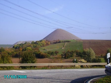 Kupferschiefer Mansfeld, Halde des Zirkel-Schacht, Eisleben.jpg