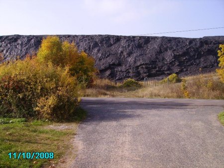 Kupferschiefer Mansfeld, Schlackehalde der  Bebel-Hütte in Helbra, ehemals Koch-Hütte.jpg