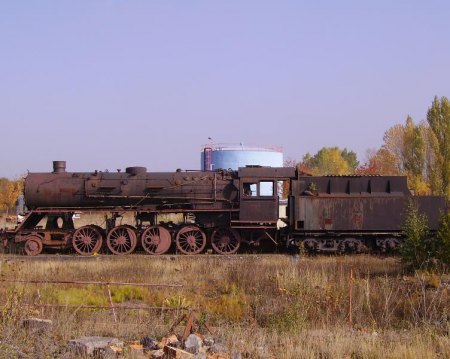 Ausgemusterter Fuhrpark, hier eine alte Dampflock.jpg