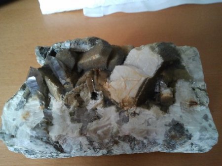 Rauchquarz, Orthoklas, Gilbertit, Apatit EF.jpg