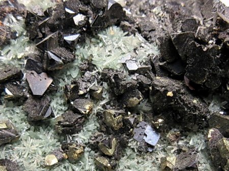 Zinkblende,Pyrit,Quarz Madan,Bulgarien.JPG