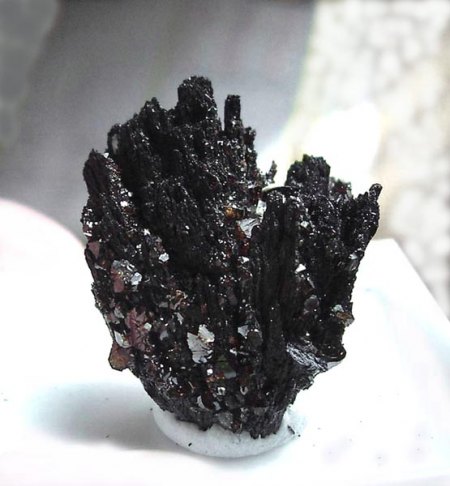 Mikrolith auf Tantalit-(Mn)-Stufe_Ipe Mine_Governador Valadares_M.G._Brasilien_Peter.jpg