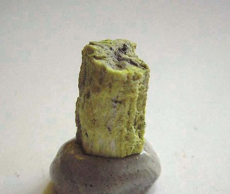 Romeit pseudomorph Stibnit_Khaidarkan_Kirgisien_Peter.JPG