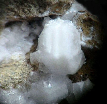 _Gmelinit xx Zeolith-Gruppe_BB 6 mm_Zeilberg_Maroldsweisach_Coburg_Nordbayern_Peter.jpg
