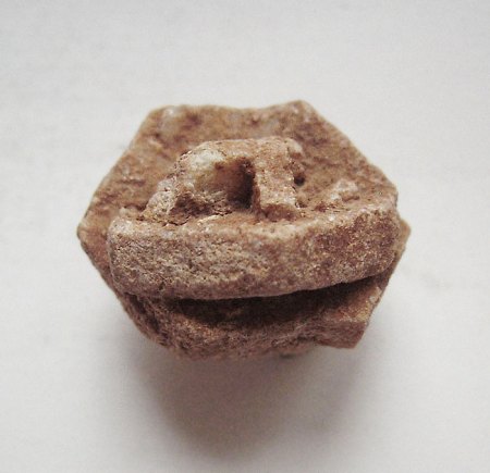 _Aragonit_Indianer-Geld in rot. Sand_Rückseite_1,8 x 1,6 cm_Twin Buttes_Harper_Oklahoma_USA_Peter.JPG