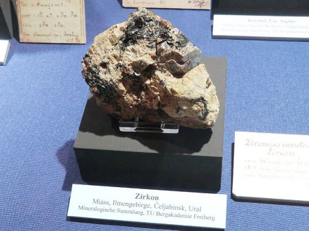 _Bad Ems_Mineralienbörse_April 2015_Peter_Sonderausstellung Russland_Zirkon_Ural.JPG