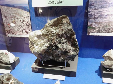 _Bad Ems_Mineralienbörse_April 2015_Peter_Sonderausstellung Russland_Astrophyllit u.a._Kola.JPG