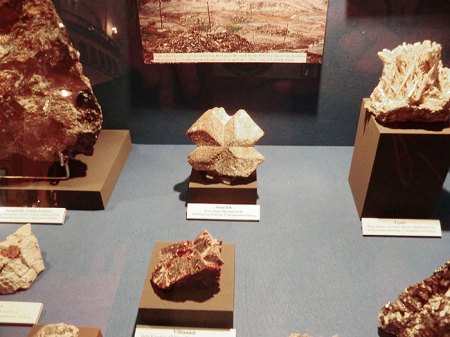 _Bad Ems_Mineralienbörse_April 2015_Peter_Sonderausstellung Russland_Staurolith u.a._Kola.JPG