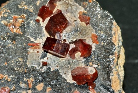 Nr.13-2 Vanadinit  Fo Mibladen,Marokko.jpg