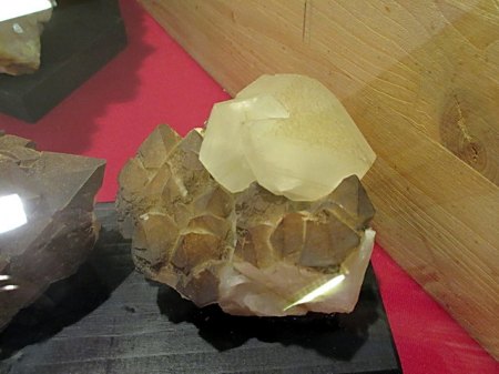Calcit auf Quarz Bösenbrunn Sonderschau Oelsnitz  .JPG