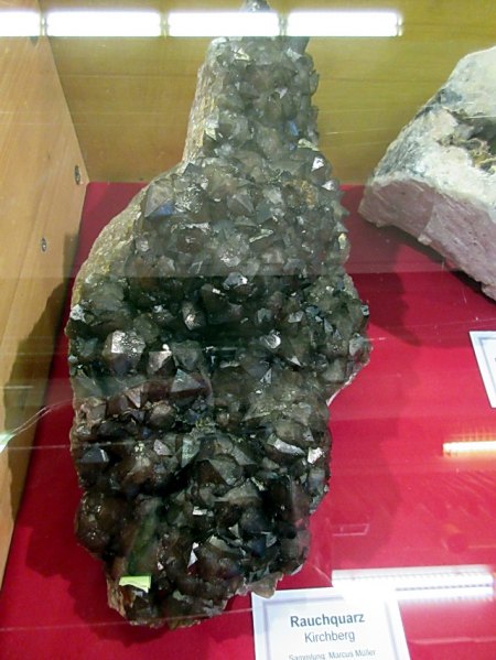 Rauchquarz Kirchberg Sonderschau Oelsnitz.JPG