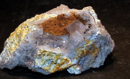 Fluorit,Limonit,Chalcedon (2).jpg