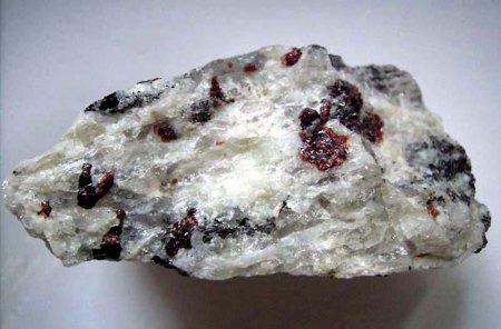 Sri Lanka_Eigenfund 85_Rhodolith-Granat_Beruwala_2_Peter.jpg