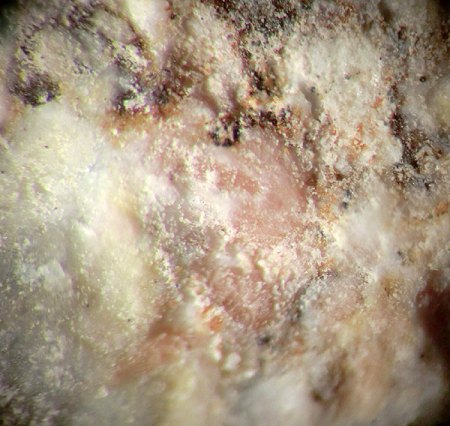 _Reinhardbraunsit rosa_Ellestadtit bläulich_BB 5 mm_Bellerberg_Ettringen_Eifel_Peter_1.jpg