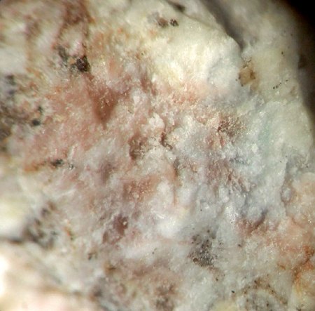 _Reinhardbraunsit rosa_Ellestadtit bläulich_BB 5 mm_Bellerberg_Ettringen_Eifel_Peter_3.jpg