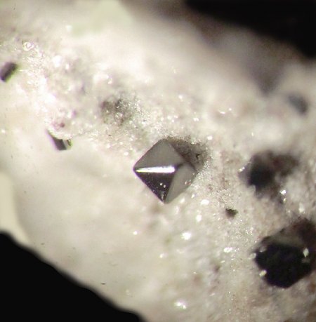 _Martit xx Pseudomorphose Hämatit n. Magnetit-Oktaeder_Nickenicher Sattel_Eifel_Peter.jpg