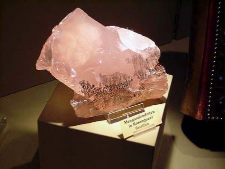 Quarz_Idar_Edelsteinmuseum_Mn-Dendrit auf Rosenquarz_12.7.06.jpg