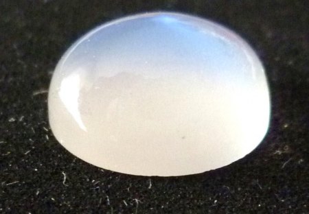 Mondstein Tansania oval Cab. 12x10mm mm Adulareszenz.JPG
