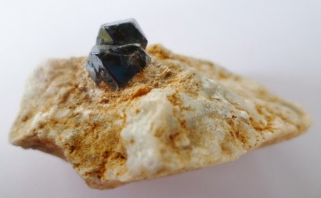 Spinell Isoanala Madagaskar Größe 55x42x30mm Kristall 11x13mm.JPG