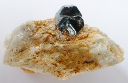Spinell Isoanala Madagaskar Größe 55x42x30mm Kristallgröße 11x13mm.JPG