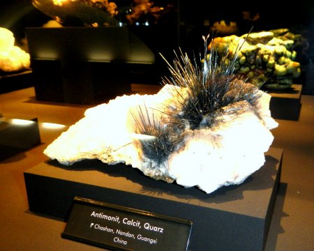 Antimonit,Calcit,Quarz                        F Chashan,Nandan,Guangxi-China.JPG