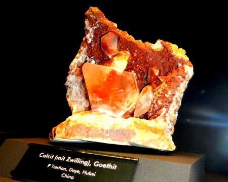 Calcit (mit Zwilling),Goethit     F Tieshan,Daye,Hubei-China.JPG
