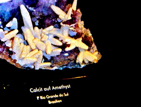 Calcit auf Amethyst              F Rio Grande do Sul   Brasilien.JPG