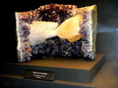 Calcit auf Amethyst               F Rio Grande do Sul-Brasilien.JPG