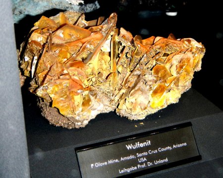 Wulfenit                  F Glove Mine,Amado,Santa Cruz,Arizona-USA.JPG