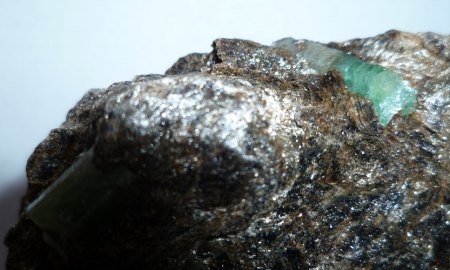 Smaragdstufe Steiner  Bramberg Teilausschnittfoto aus 16cm x 9cm Höhe 4,2cm Gesamtgewicht 755gr - verkauft.JPG