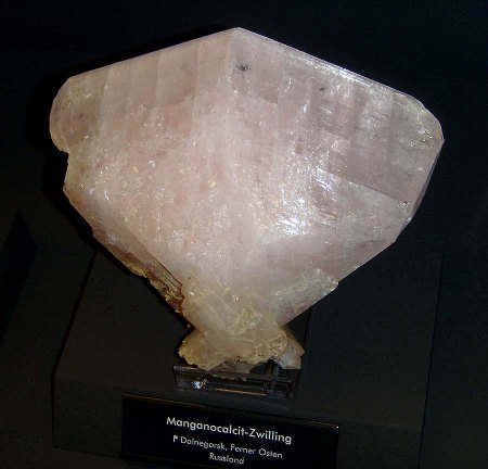 _terra mineralia_Manganocalcit-Zwilling_Dalnegorsk_Ferner Osten_Russland_Peter_16.10.10.JPG