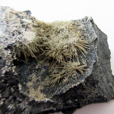 Natrolith mit Kruste aus Montmorrilonit Zeilberg,Maroldsweisach..JPG