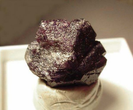 Alexandrit_Zimbabwe_rötlichviolett Abendlicht_Peter_1b.jpg