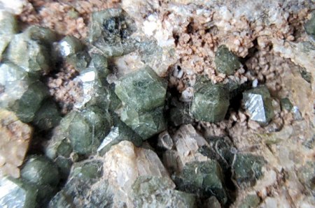 Grossular Acherwiese Fichtelgebirge.JPG