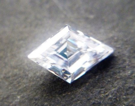 Schliffbeispiel Rhombus facettiert.JPG