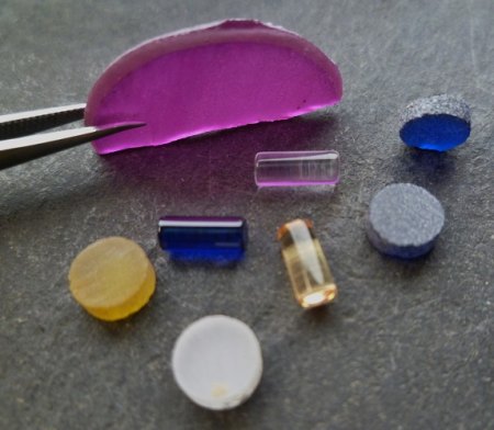 Uhrenlagersteine synthetisch Korund und synthetisch Spinell nach Verneuil als Rondelle und Zylinder  .JPG
