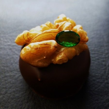 Tsavorit oval fac. 8,1x5,4mm auf Walnussmarzipan .JPG