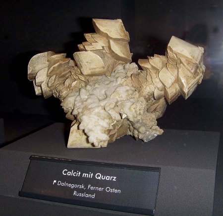 _terra mineralia_Calcit mit Quarz_Dalnegorsk_Ferner Osten_Russland_Peter_16.10.10.JPG