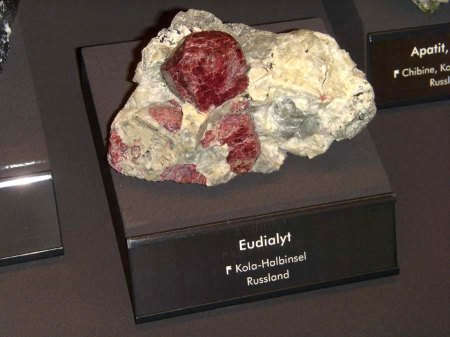 _terra mineralia_Eudialyt_Kola-Halbinsel_Russland_Peter_16.10.10.JPG