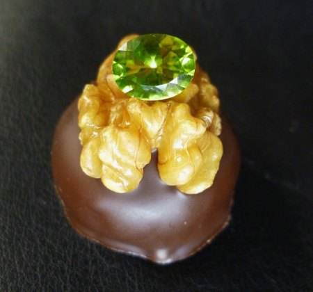 Peridot oval an Walnussmarzipanpraline.JPG