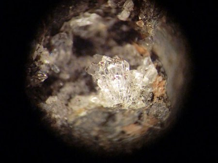 _Fragezeichen_Apophyllit xx o.a. in Hohlraum_BB 3 mm_EF 5.7.17_Schw. Steinkaut_Erbsenacker_WI-Naurod_Hessen_Ts_Peter_1a.JPG