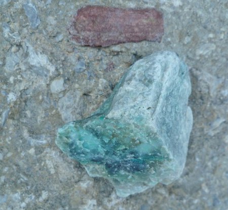 Malachit liegend auf Konglomerat Kundl, Kundler Klamm Österreich.JPG